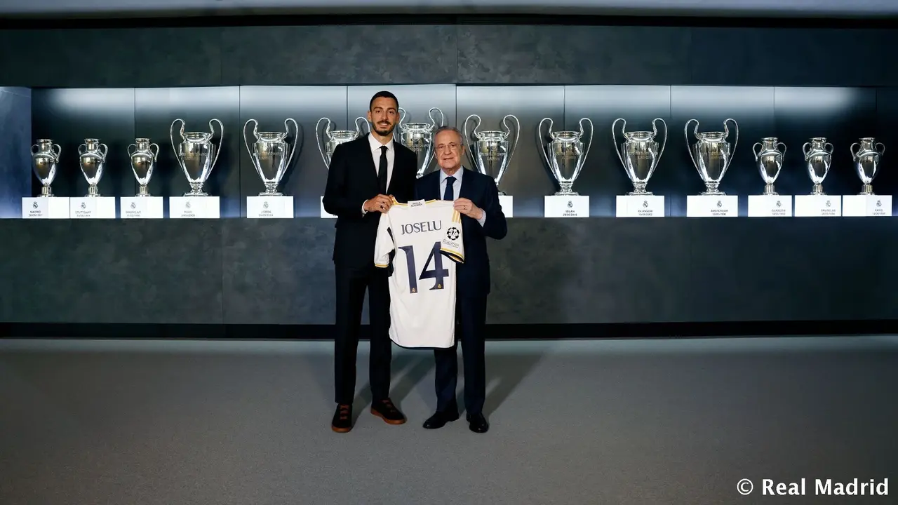 El delantero del Real Madrid Joselu Mato junto al presidente del club, Florentino P&eacute;rez. / RM