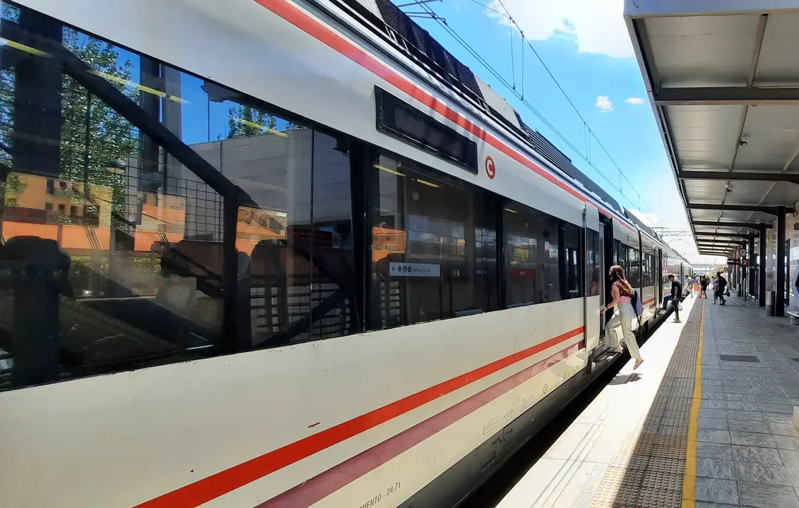 Tren de Cercan&iacute;as. / Renfe