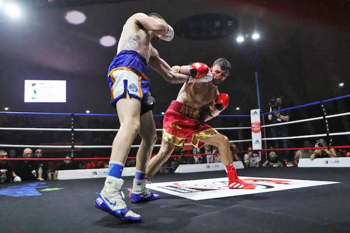 Jon M&iacute;guez durante un combate contra Jordi Weiss./ alerta