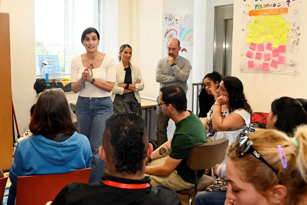 La alcaldesa de Santander, Gema Igual, con menores participantes en el programa 'Albura'. / AS