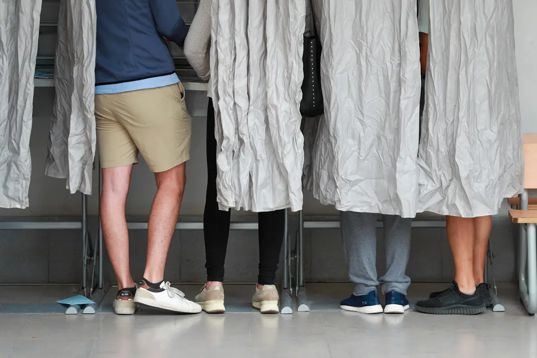Varias personas ejercen su derecho al voto en el colegio electoral. / Tom&agrave;s Moy&agrave;