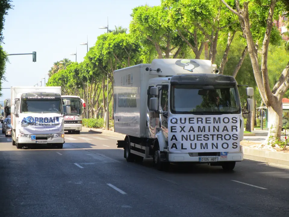 Autoescuelas reclaman m&aacute;s examinadores para sus alumnos. / ASOPROAL