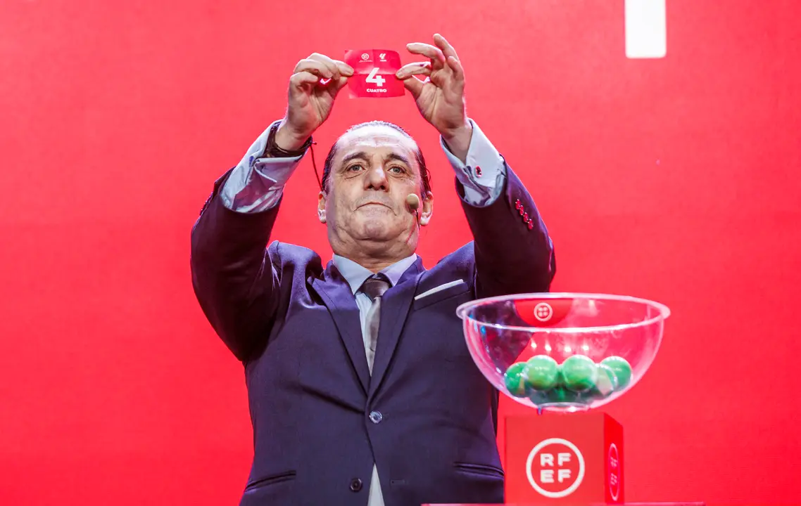 El exfutbolista portugu&eacute;s Paolo Futre durante el sorteo del campeonato nacional de primera divisi&oacute;n en Madrid, este jueves./ Pablo Garc&iacute;a