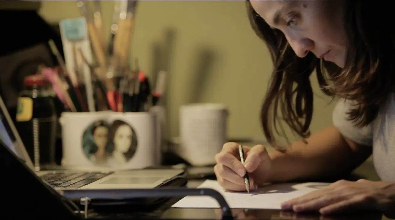 La ilustradora Isabel Ruiz dibujando. / GC