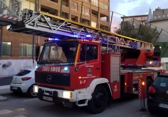 Cami&oacute;n de bomberos en Santander. / BS
