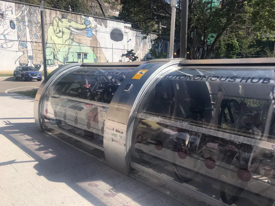 Piloto de aparcabicis cerrado instalados junto a la estaci&oacute;n de Adif en Santander. / AS