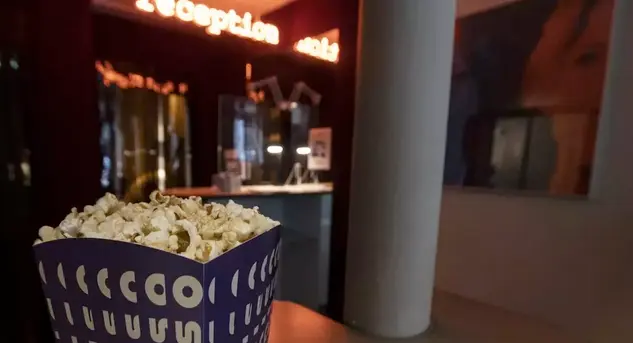 Bol de palomitas en una sala de cine. / IAN LANGSDON