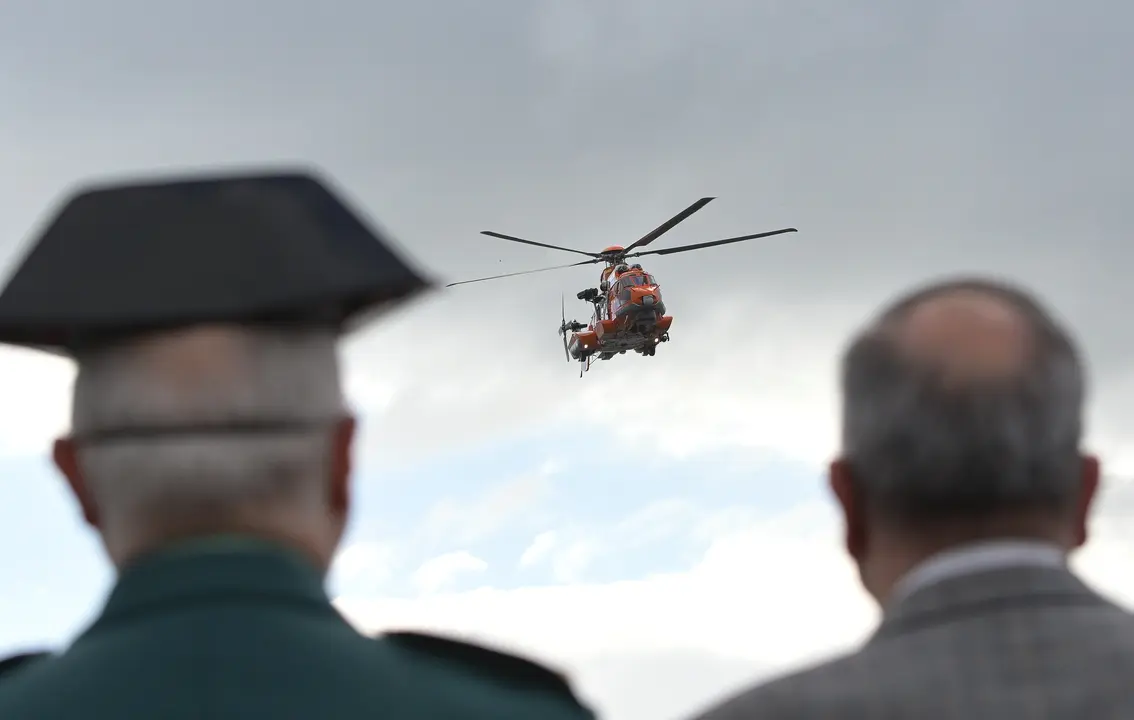 Dos personas observan a un helic&oacute;ptero de Salvamento Mar&iacute;timo. / M. Dylan