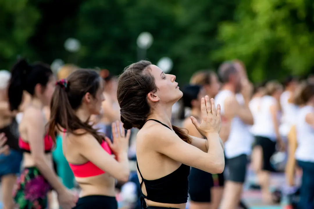 Personas haciendo yoga. / Claudio Furlan
