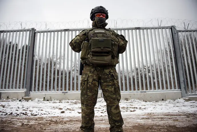 Un soldado, junto a una frontera. / Attila Husejnow