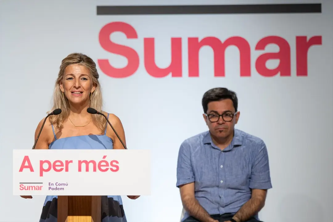 La vicepresidenta segunda del Gobierno y l&iacute;der de Sumar, Yolanda D&iacute;az, junto al n&uacute;mero 2 por Barcelona, Gerardo Pisarello, en un acto de Sumar-En Com&uacute; Podem en Cornell&agrave; de Llobregat. EP / LORENA SOPENA