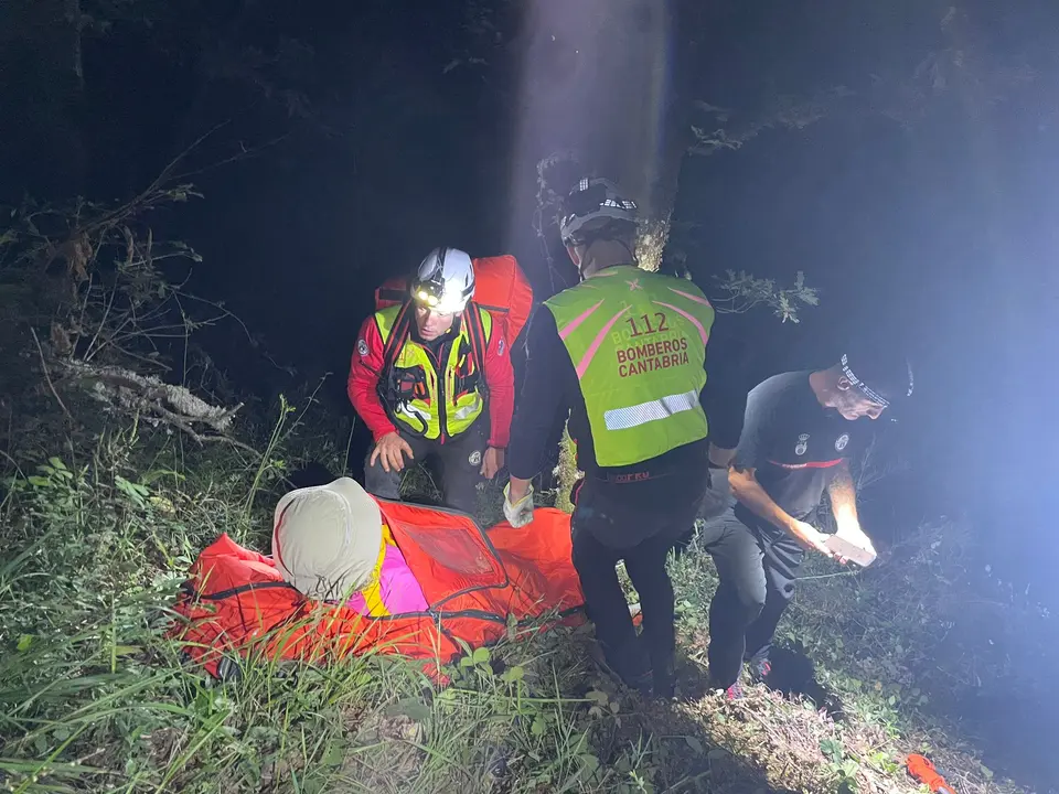 Un operativo de 28 personas localiza a una senderista brit&aacute;nica perdida anoche en Camale&ntilde;o