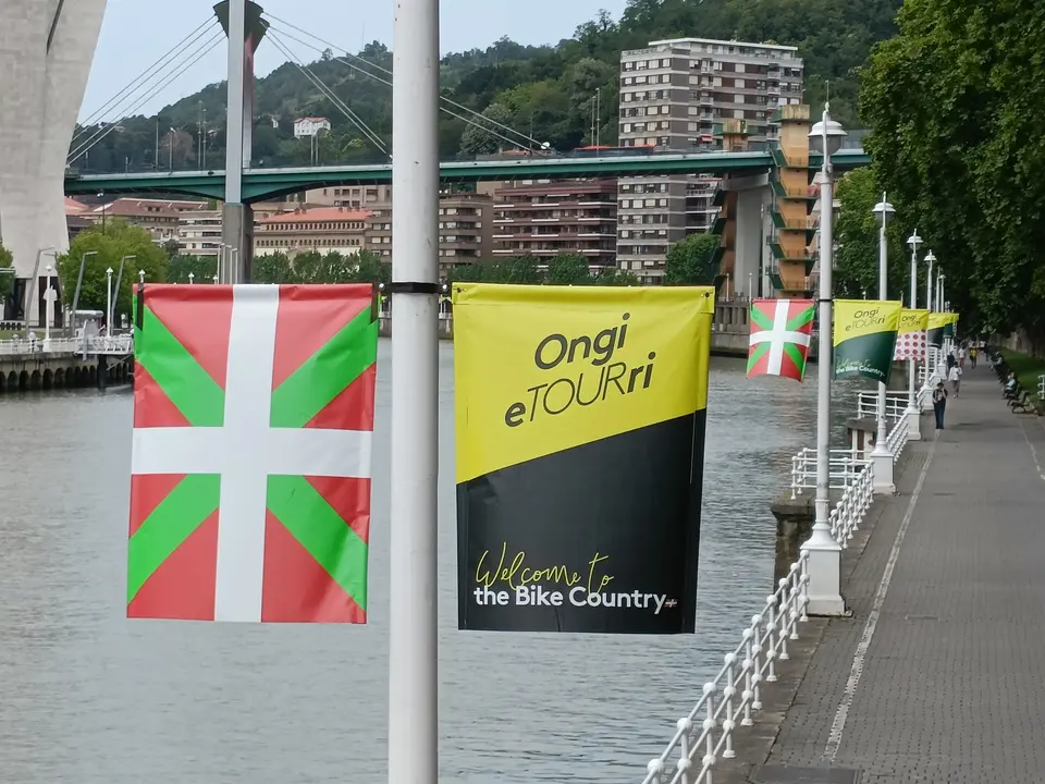 Carteles en el Campo de Volant&iacute;n de Bilbao alusivos a la salida del Tour de Francia el s&aacute;bado 1 de julio. / EP