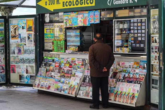 Uno de los t&iacute;picos quioscos del Paseo de Pereda, donde se puede adquirir el diario ALERTA. / LVC