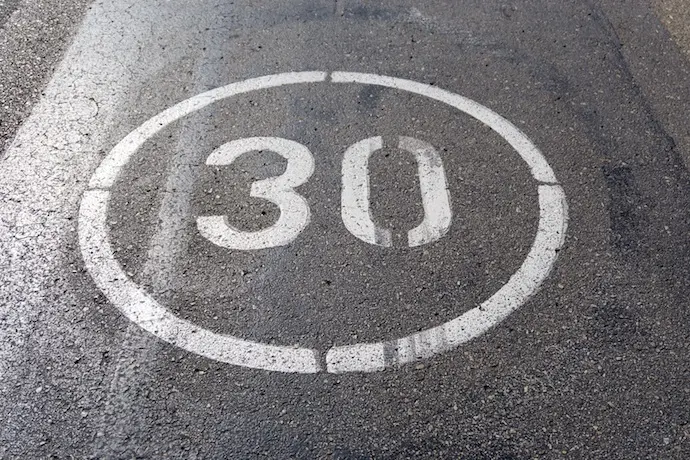 Se&ntilde;al de 30 en Pamplona, en una Zona de Bajas Emisiones. / AP