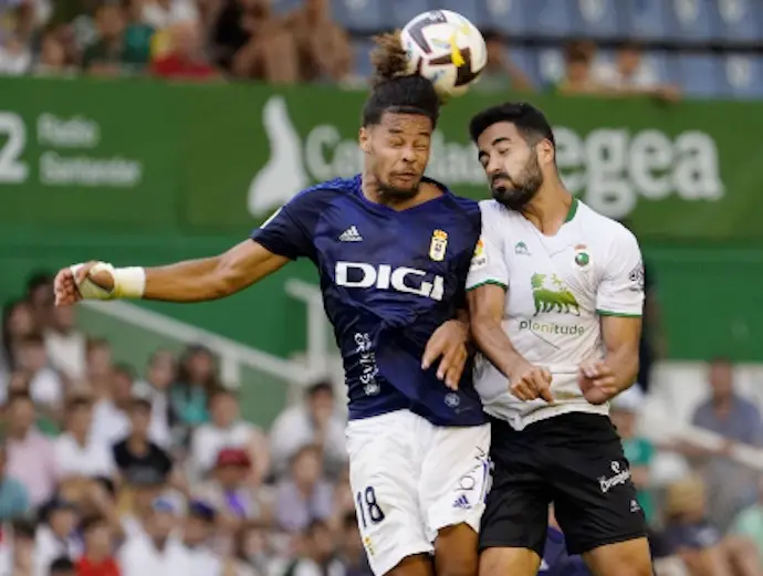 Jugadores del Racing y del Oviedo, en un partido de la temporada pasada. / LaLiga