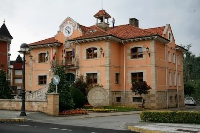Fachada del Ayuntamiento de Pi&eacute;lagos. / AP