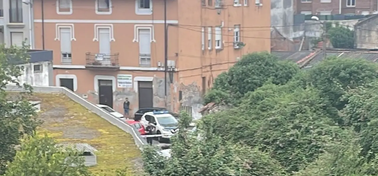 La Guardia Civil en el lugar donde han encontrado un cad&aacute;ver.