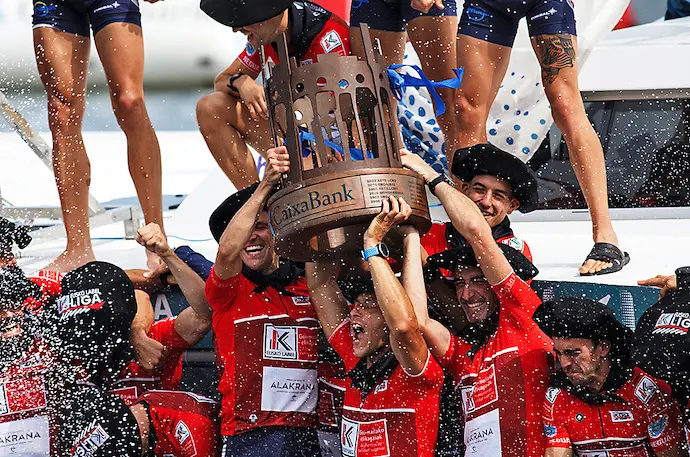 Los remeros de Bermeo levantan el trofeo de campeones de la ACT 2022. / EUSKOLABEL LIGA