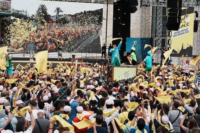 Ambiente durante la presentaci&oacute;n de los equipos que participar&aacute;n en la etapa inaugural del Tour de Francia, en la explanada del Guggenheim. / H.Bilbao