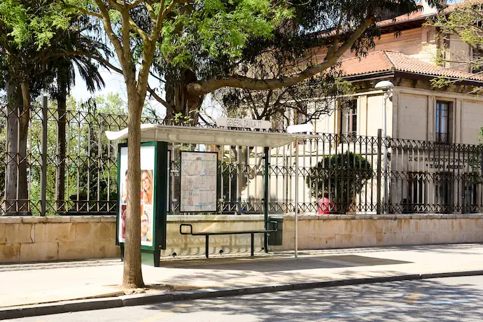 Una parada de autob&uacute;s de la calle General D&aacute;vila, en Santander. / Juan Manuel Serrano Arce