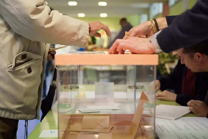 Una persona vota en un colegio electoral. / Jes&uacute;s Hell&iacute;n