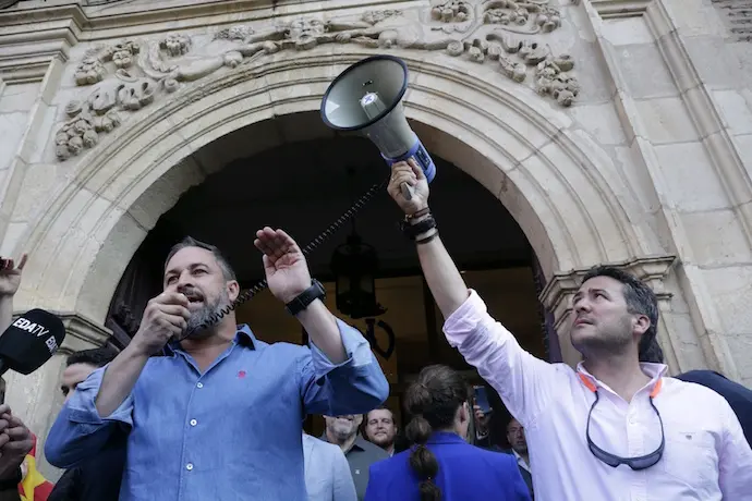 El presidente de VOX, Santiago Abascal (i), durante un acto de precampa&ntilde;a electoral. / Fernando Otero