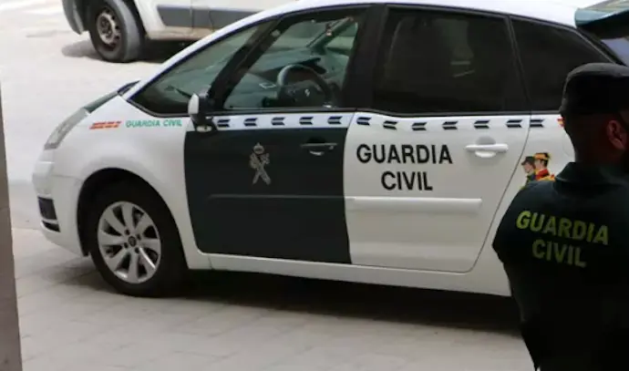 Coche y agente de la Guardia Civil. / GC