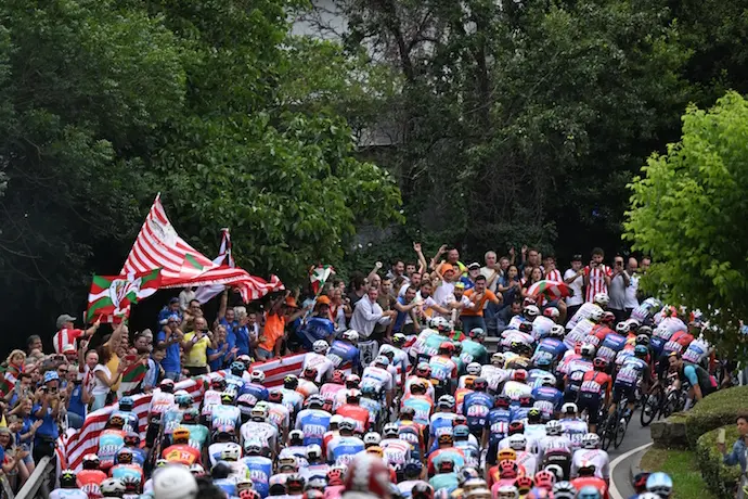 Miles de personas siguen la carrera. / Jasper Jacobs