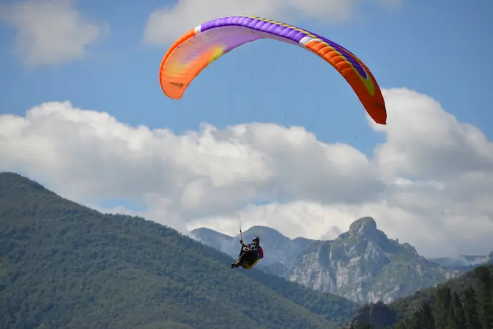 Parapentista en Li&eacute;bana. / TONY DIEDRICH