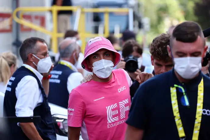 El ecuatoriano Richard Carapaz abandona el Tour por lesi&oacute;n. / MARTIN DIVISEK