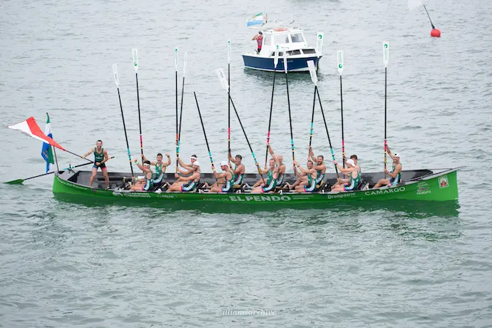Los remeros de Camargo celebran su primero Campeonato de Cantabria de traineras. / LA EMPOPADA