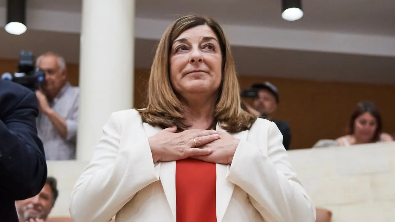 Cargar m&aacute;is
La popular Mar&iacute;a Jos&eacute; S&aacute;enz de Buruaga en su sesi&oacute;n de investidura como presidenta de Cantabria