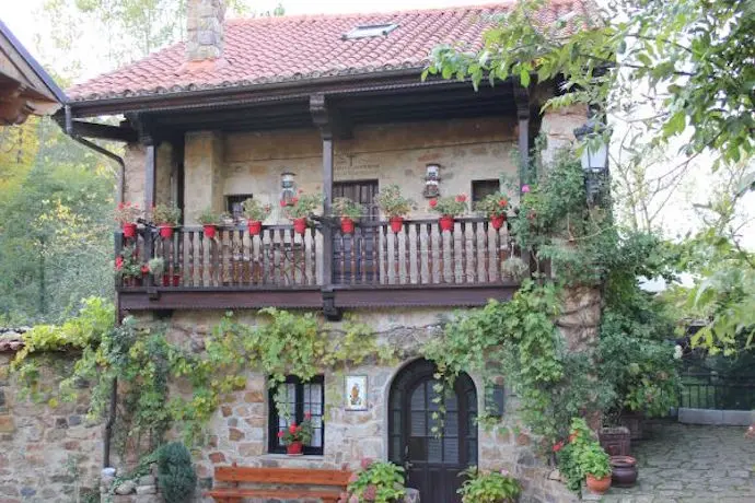 T&iacute;pica casa monta&ntilde;esa que se puede ver en Barcena Mayor. / CT