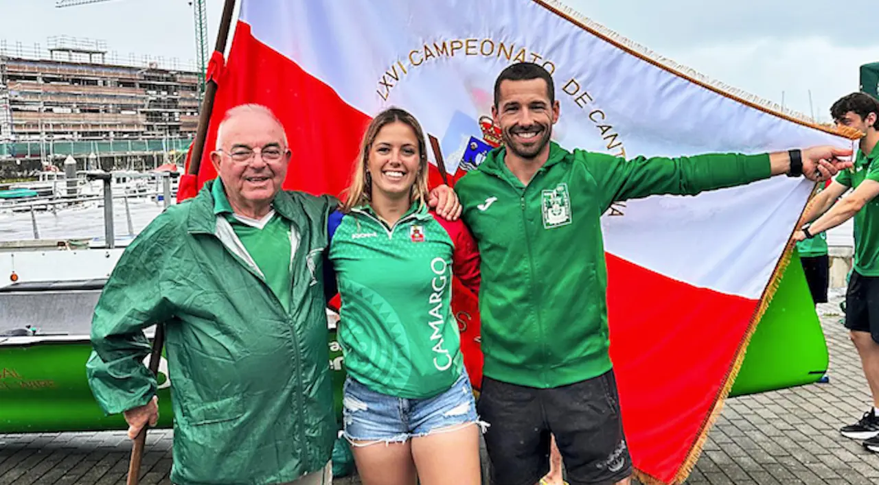 Jos&eacute; Francisco Soria, a la izquierda, junto a Marta Barqu&iacute;n, secretaria del club, y el patr&oacute;n y directivo de Camargo, Jonathan Castanedo, tras ganar el Campeonato de Cantabria. / aC