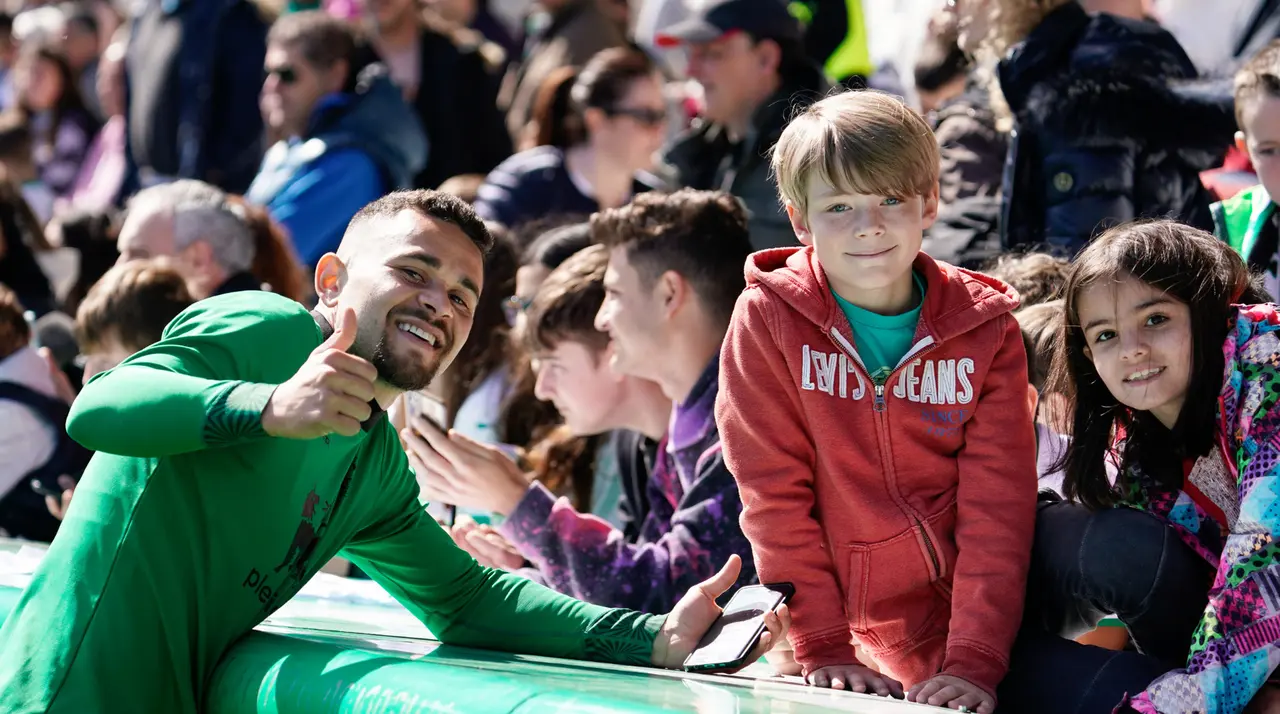 el delantero del Racing Matheus Ai&aacute;s posa con dos j&oacute;venes aficionados en El Sardinero. / RRC