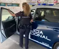 Un agente de la Polic&iacute;a Nacional junto a un veh&iacute;culo del Cuerpo policial. / CNP