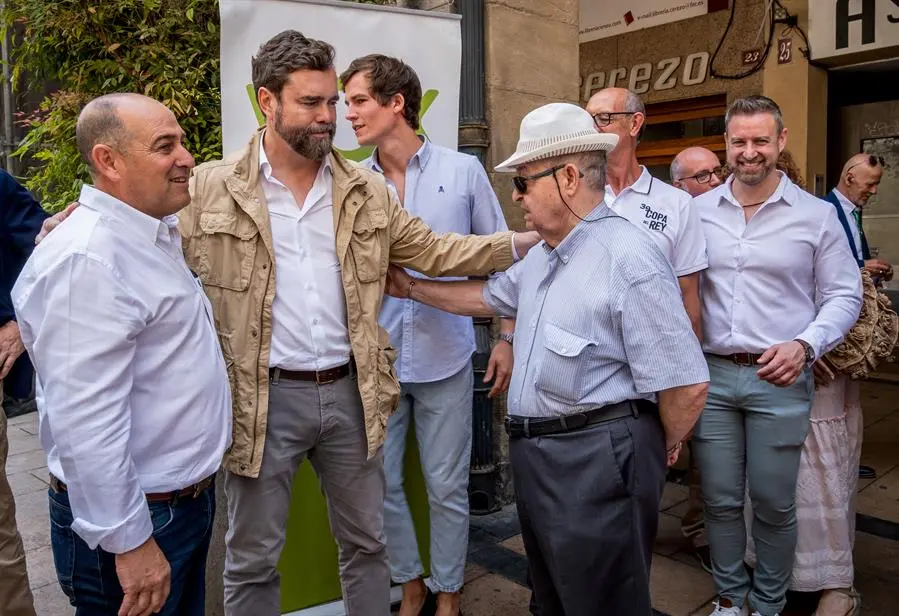 El portavoz de Vox en el Congreso de los Diputados y tercer cabeza de lista por Madrid, Iv&aacute;n Espinosa de los Monteros (2i), saluda a un ciudadano mientras da un paseo por Logro&ntilde;o. EFE / Fernando D&iacute;az