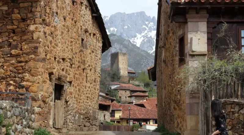 Torre Medieval de Mogrovejo en Cantabria, Espa&ntilde;a.