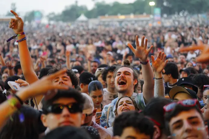 P&uacute;blico asistente durante una actuaci&oacute;n del grupo Vetusta Morlaen la &uacute;ltima jornada del festival de O Son do Cami&ntilde;o, a 15 de junio de 2023, en Santiago de Compostela, A Coru&ntilde;a, Galicia (Espa&ntilde;a). Vetusta Morla es una banda espa&ntilde;ola de indie rock que empez&oacute; su andadura musical en 2008 cuando publicaron su primer &aacute;lbum. Un d&iacute;a en el mundo. Tres a&ntilde;os Act&uacute;a hoy en O Son do Cami&ntilde;o, un festival de m&uacute;sica que se celebra anualmente en el Monte do Gozo, en las afueras de la ciudad gallega de Santiago de Compostela. Las dos primeras ediciones del festival tuvieron lugar en 2018 y 2019.
18 JUNIO 2023;CONCIERTO;M&Uacute;SICA;GRUPO DE ROCK;ACTUACI&Oacute;N;FESTIVAL DE M&Uacute;SICA;INDIE;ESPECTADORES;P&Uacute;BLICO;J&Oacute;VENES;ASISTENTES;
&Aacute;lvaro Ballesteros / Europa Press
17/6/2023