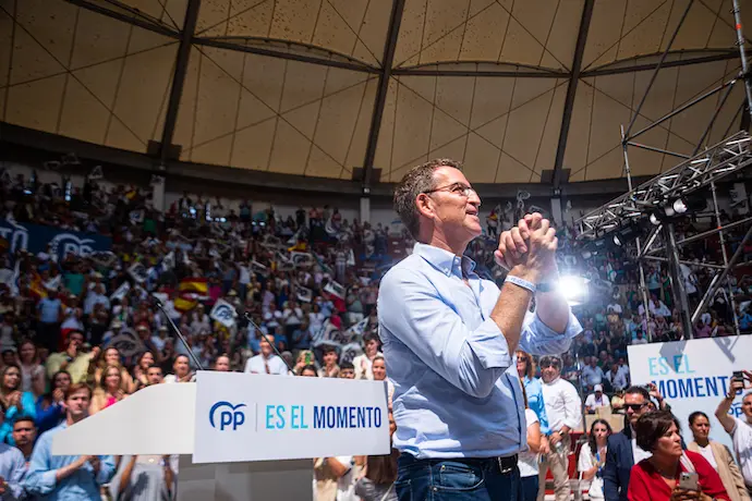 El presidente del Partido Popular y candidato a la Presidencia del Gobierno, Alberto N&uacute;&ntilde;ez Feij&oacute;o, interviene durante un acto central de campa&ntilde;a electoral, en la Plaza de Toros Pontevedra, a 9 de julio de 2023, en Pontevedra, Galicia (Espa&ntilde;a). Pontevedra es uno de los numerosos lugares que est&aacute; visitando Feij&oacute;o de cara a las elecciones generales del pr&oacute;ximo 23 de julio. Elena Fern&aacute;ndez / Europa Press