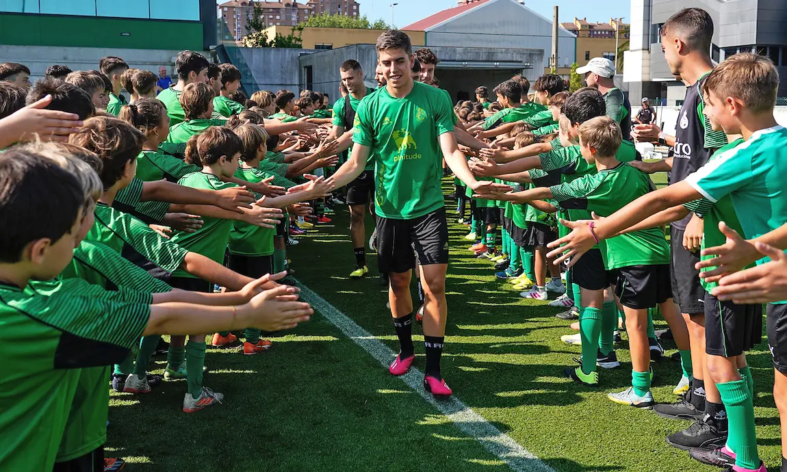 Centenares de racinguistas acompa&ntilde;aron a los jugadores en el primer entrenamiento. / alerta
