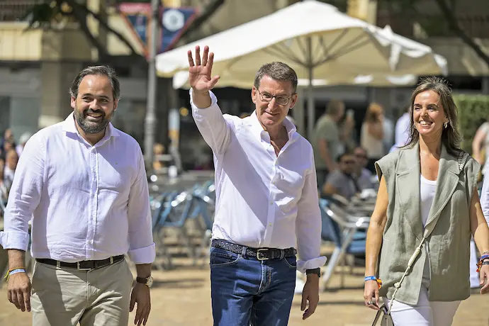 CIUDAD REAL, 11/07/2023.- El presidente de PP y candidato a la Presidencia del Gobierno, Alberto N&uacute;&ntilde;ez Feij&oacute;o (c) participa este martes junto a la vicesecretaria general del PP de Pol&iacute;tica Social y Reto Demogr&aacute;fico y candidata al Congreso por la provincia de Ciudad Real, Carmen F&uacute;nez (d) y el presidente del PP de Castilla-La Mancha, Paco N&uacute;&ntilde;ez (i) en un acto de campa&ntilde;a en Ciudad Real. EFE/Jes&uacute;s Monroy
