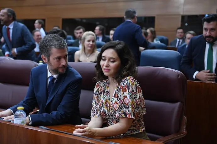 El consejero de Presidencia, Justicia y Administraci&oacute;n Local, Miguel &Aacute;ngel Garc&iacute;a, y la presidenta de la Comunidad de Madrid y del PP de Madrid, Isabel D&iacute;az Ayuso, durante una sesi&oacute;n plenaria en la Asamblea de Madrid, a 13 de julio de 2023, en Madrid (Espa&ntilde;a). Durante el Pleno, se eligen a los senadores por designaci&oacute;n auton&oacute;mica y a la Diputaci&oacute;n Permanente de la XIII Legislatura, antes de cerrar sus puertas durante el verano. Antes de comenzar el pleno, la c&aacute;mara celebra un minuto de silencio por los asesinatos machistas de las &uacute;ltimas semanas.
13 JULIO 2023;MADRID;ASAMBLEA DE MADRID;DESIGNACI&Oacute;N ECON&Oacute;MICA
Fernando S&aacute;nchez / Europa Press
13/7/2023