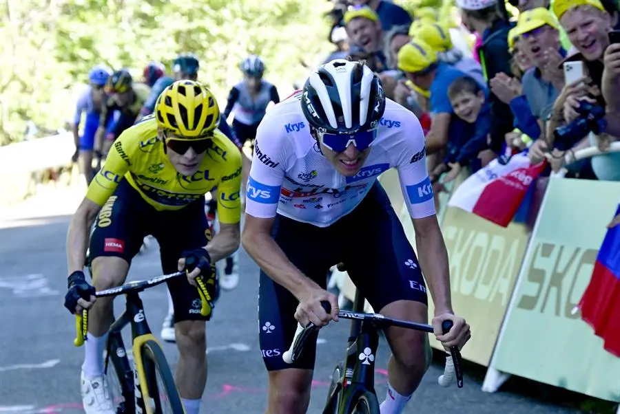 Tadej Pogacar, por delante de Jonas Vingegaard en la subida al Grand Colombier. EFE