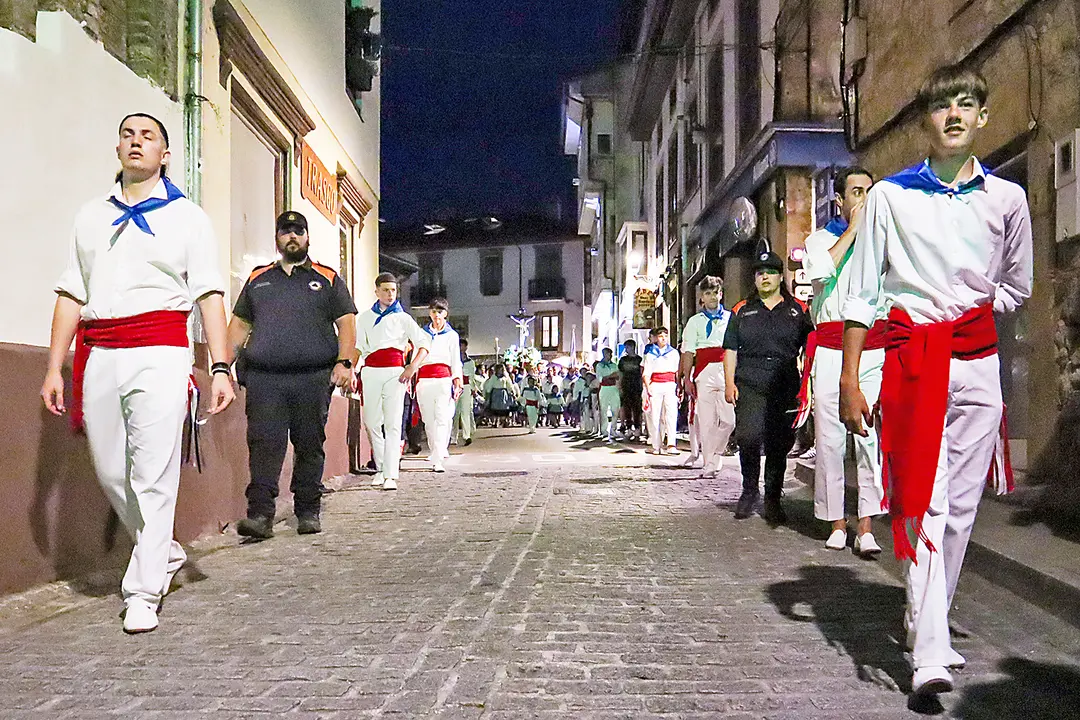 Casi un millar de personas acompa&ntilde;an la bajada del Santo cristo del Amparo. / ALERTA