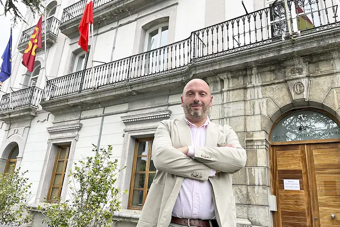 Laredo, Cantabria 15 jul (EFE).- Tras casi un mes de asuntos "m&aacute;s cotidianos", el alcalde de Laredo, Miguel Gonz&aacute;lez (PP), avanza los ejes de su proyecto pol&iacute;tico, que pivotar&aacute; entre un nuevo Plan General de Ordenaci&oacute;n Urbana (PGOU), la revitalizaci&oacute;n de la Puebla Vieja y consolidar un Parque Empresarial para retener a los j&oacute;venes. EFE/ Miguel Ramos

