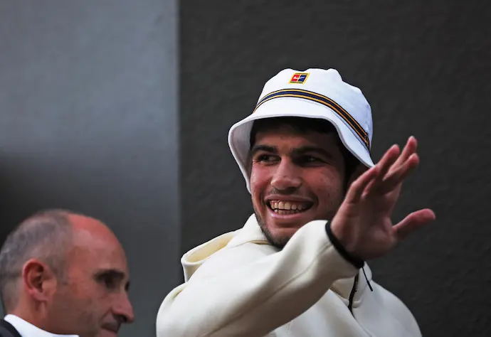 Wimbledon (United Kingdom), 16/07/2023.- Carlos Alcaraz of Spain waves to crowds as he leaves after winning his Men's Singles final match against Novak Djokovic of Serbia at the Wimbledon Championships, Wimbledon, Britain, 16 July 2023. (Tenis, Espa&ntilde;a, Reino Unido) EFE/EPA/ISABEL INFANTES EDITORIAL USE ONLY
