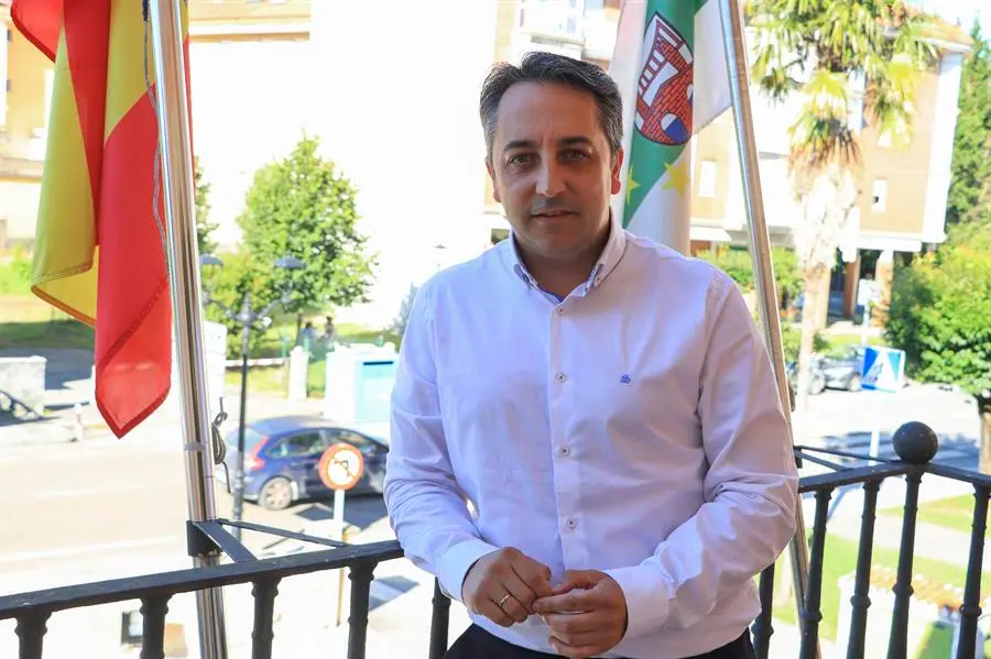 El alcalde de Pi&eacute;lagos, Carlos Caram&eacute;s (PP), ha afrontado este primer mes de gesti&oacute;n municipal de manera "ilusionante" por sacar adelante proyectos, aunque reconoce que algunos ser&aacute;n la continuaci&oacute;n del anterior equipo de gobierno (PSOE, PRC y AVIP), que "ha hecho cosas bien, pero otras muchas no". EFE/ Celia Ag&uuml;ero