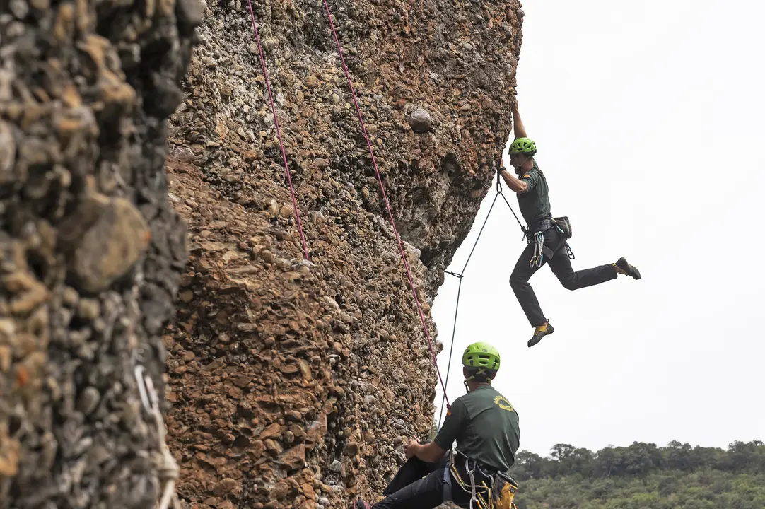 Agentes del Grupo de Rescate Especial e Intervenci&oacute;n en Monta&ntilde;a (Greim) de la Guardia Civil practican ejercicios de escalada en la localidad c&aacute;ntabra de Potes, cuentan a EFE c&oacute;mo se preparan f&iacute;sica y emocionalmente para intervenir cuando se les requiere en todo el &aacute;rea de Cantabria y en las comunidades lim&iacute;trofes. EFE/ Pedro Puente Hoyos
